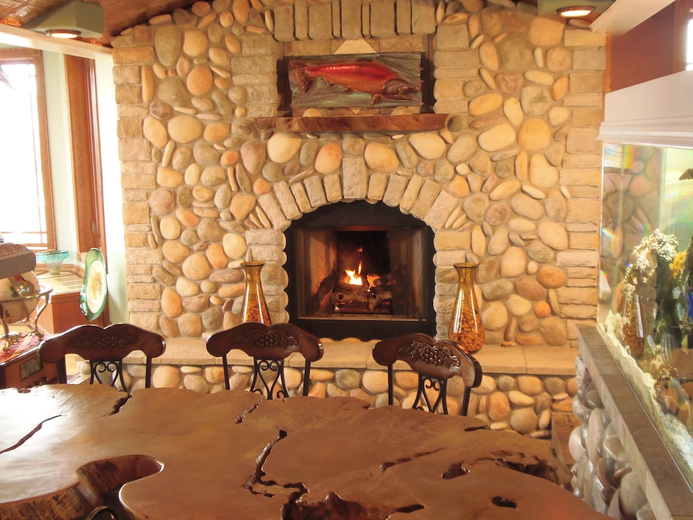 The Collins Inn and Seaside Cottages - Adults Only