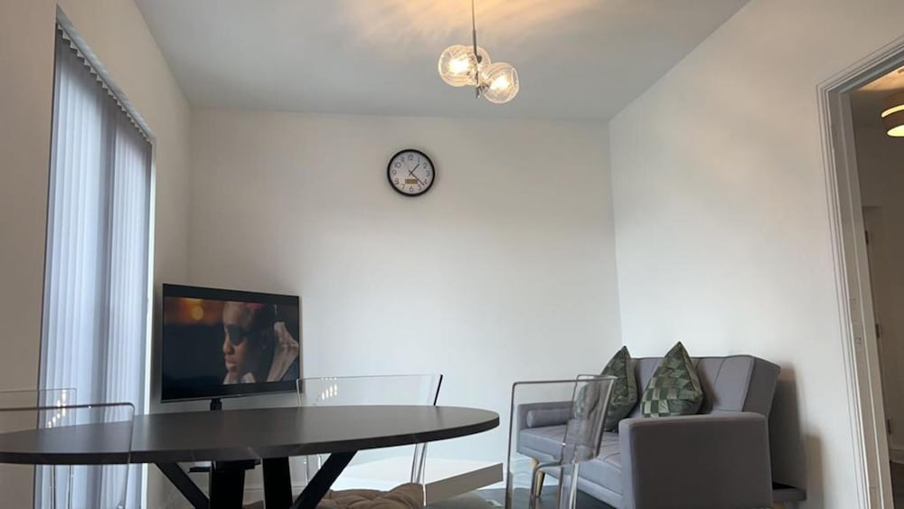 Beautiful 1-bed Apartment in Tipton, photo 4