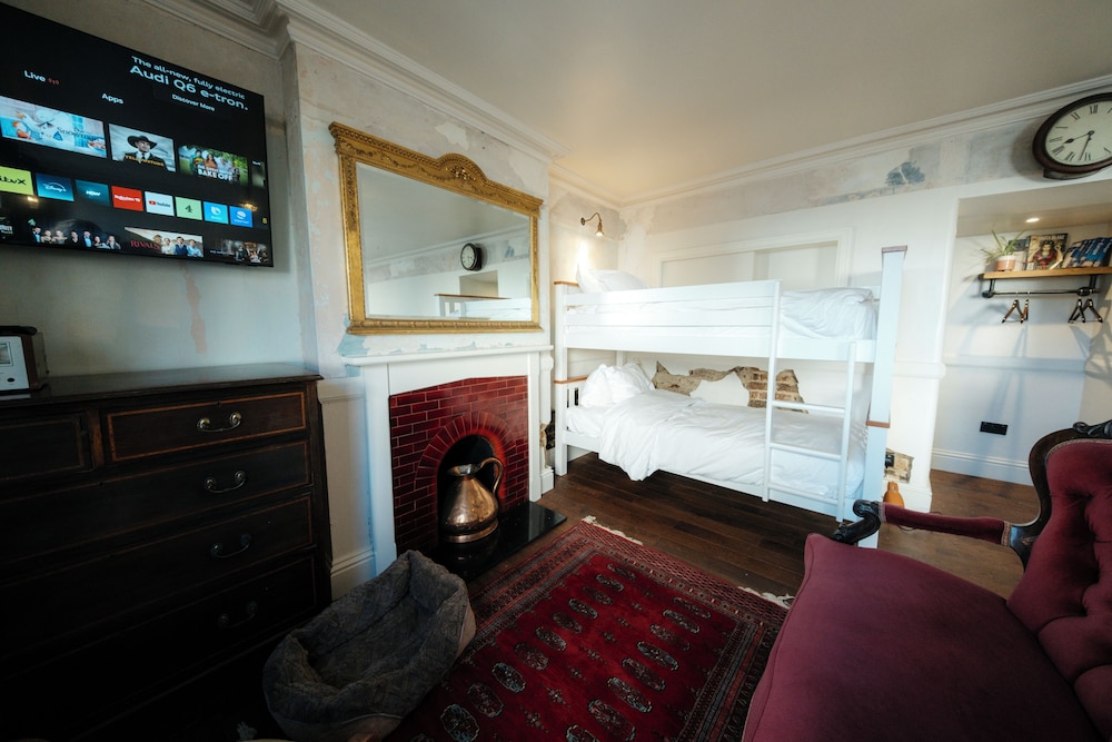 The Doghouse Inn