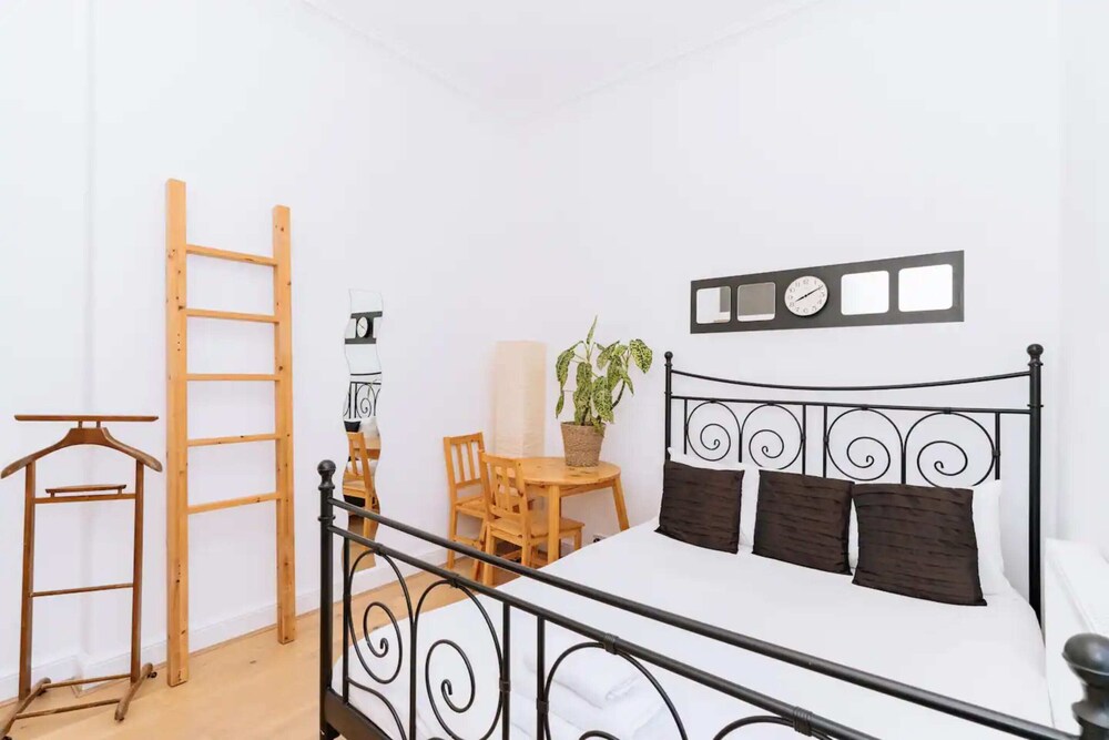 Bright & Spacious 2BD Flat -edinburgh / Ardmillan view 3