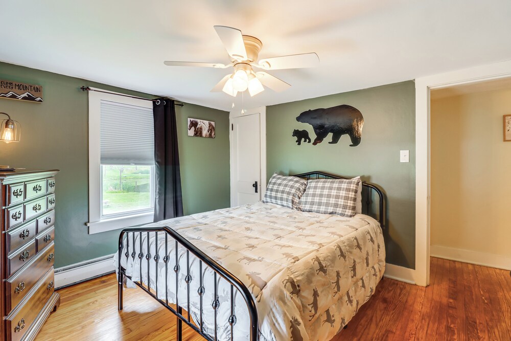 Walk to Saylors Lake: Townhome w/ Shared Perks!