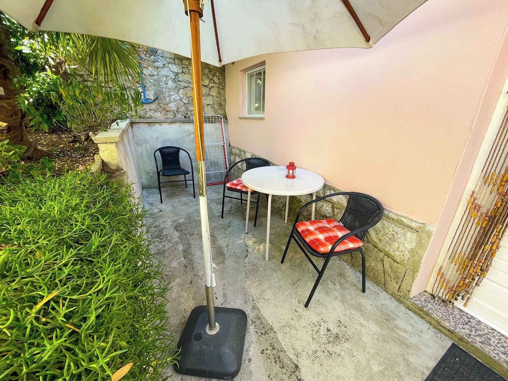 Studio apartment Perovic