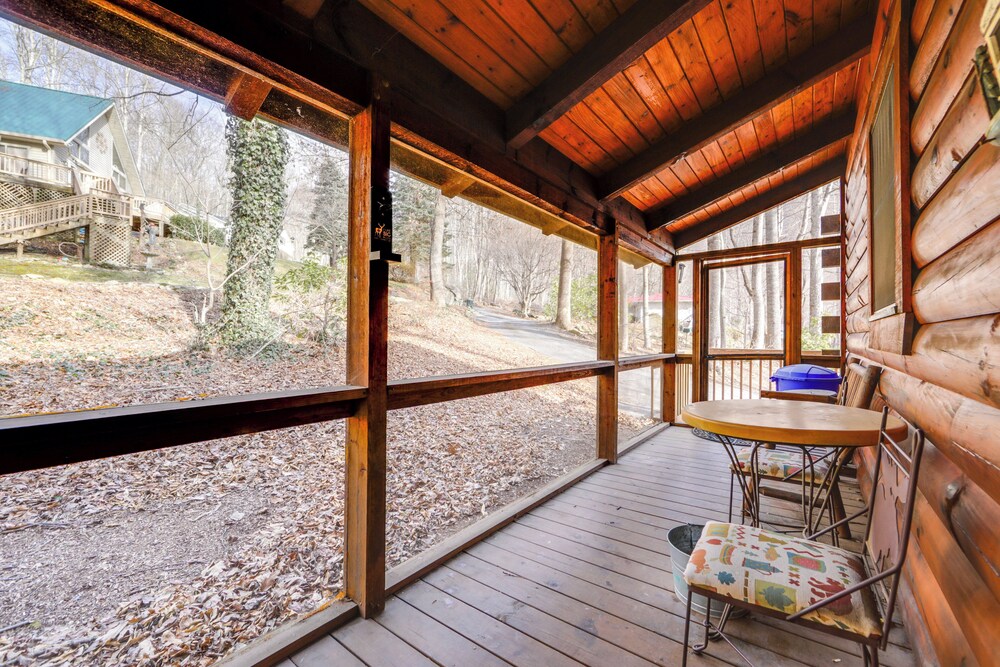 Family Log Cabin w/ Mtn Views, 2 Mi to Tube World!