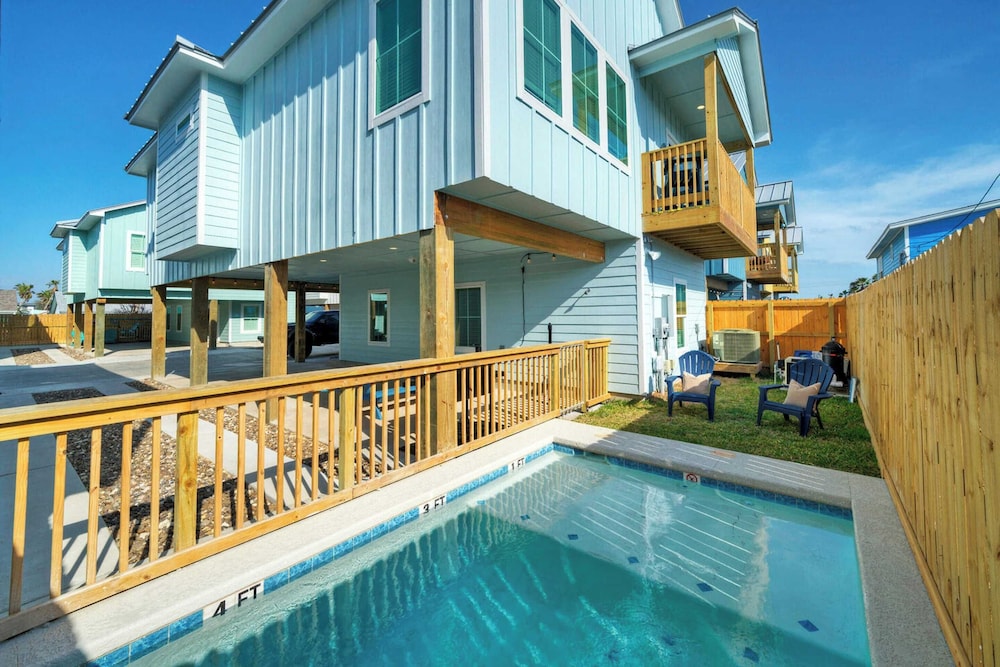 Sleeps 22 2 Homes w/ Private Pool + Patio Walkable Location, Golf Cart Zone