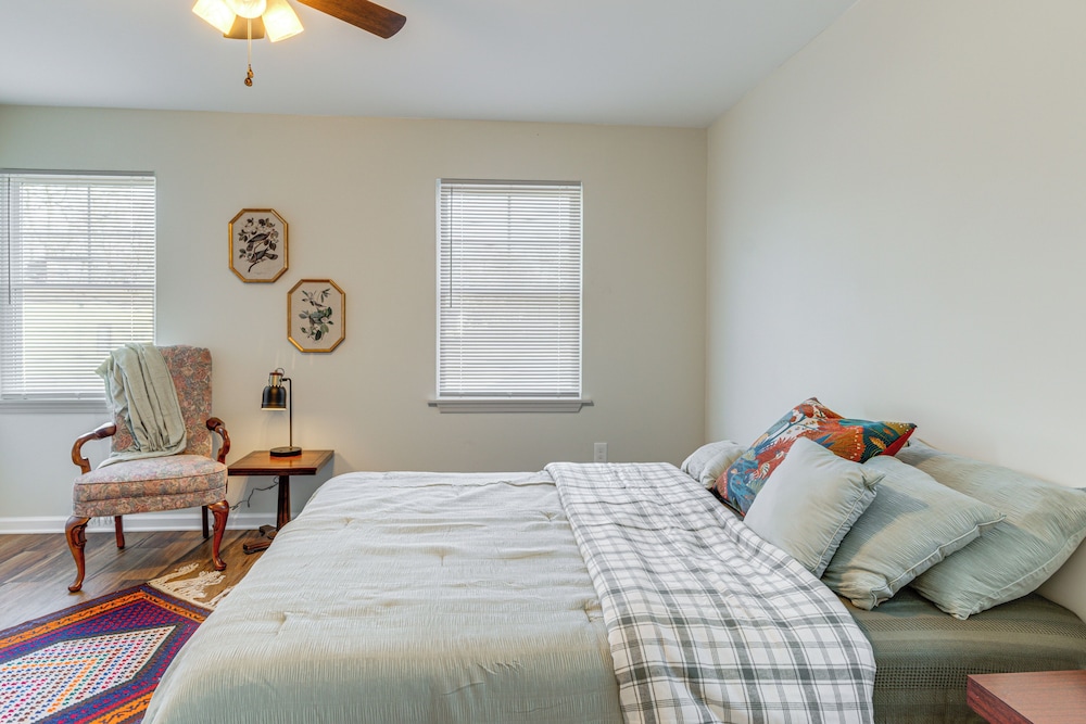 2 Mi to University of Louisville: Apt w/ Fire Pit!