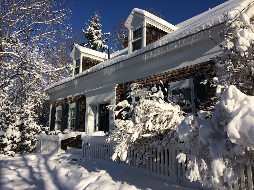 Hotel Coach Stop Inn - Image 1