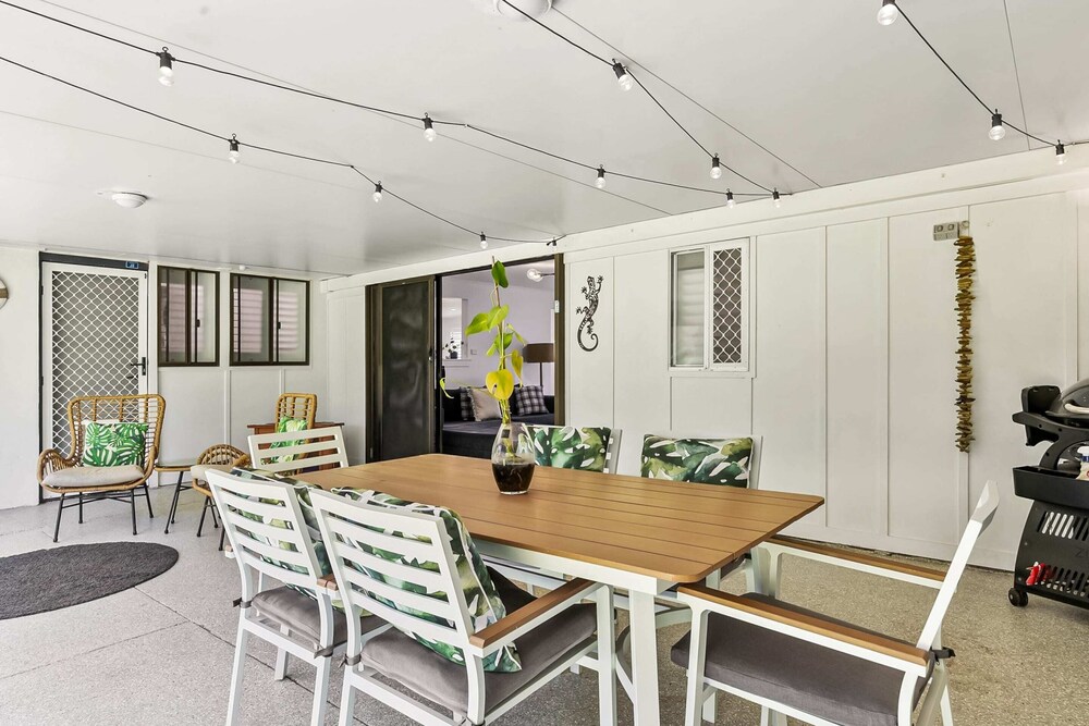 Family Home Near Cafes and Surf Beaches