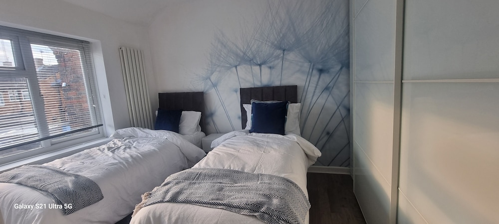 3 Bed House Sleeps 5 - Parking, Garden, Pets view 2