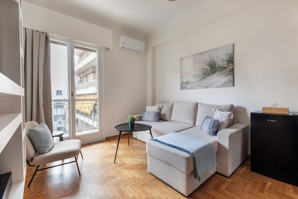 Attica - Captivating 2-Bedroom Apt & Balcony in Athens