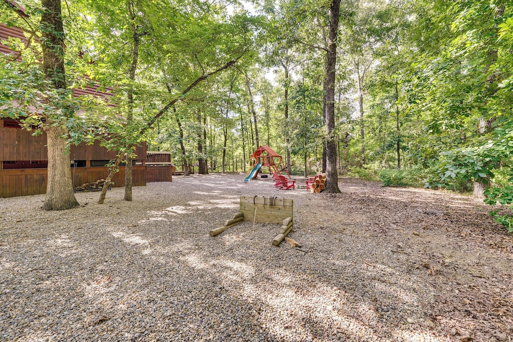 Hot Tub + Game Room: Family Retreat in Broken Bow