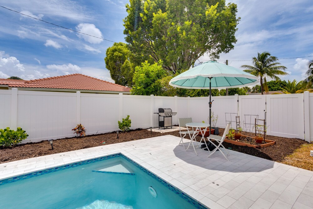 Tropical Florida Abode w/ Pool  Screened-in Patio - Property Image 4
