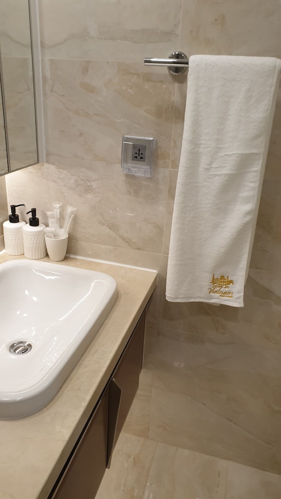 Stay In Vietnam Vinhomes Golden River