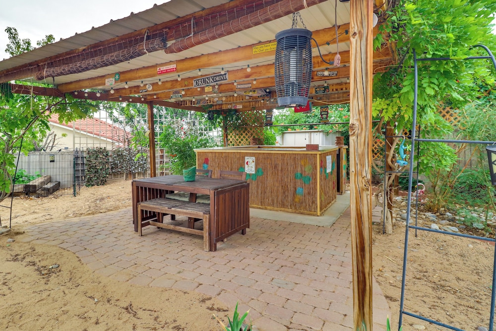Outdoor Bar & Large Pool: Retro ABQ Retreat!