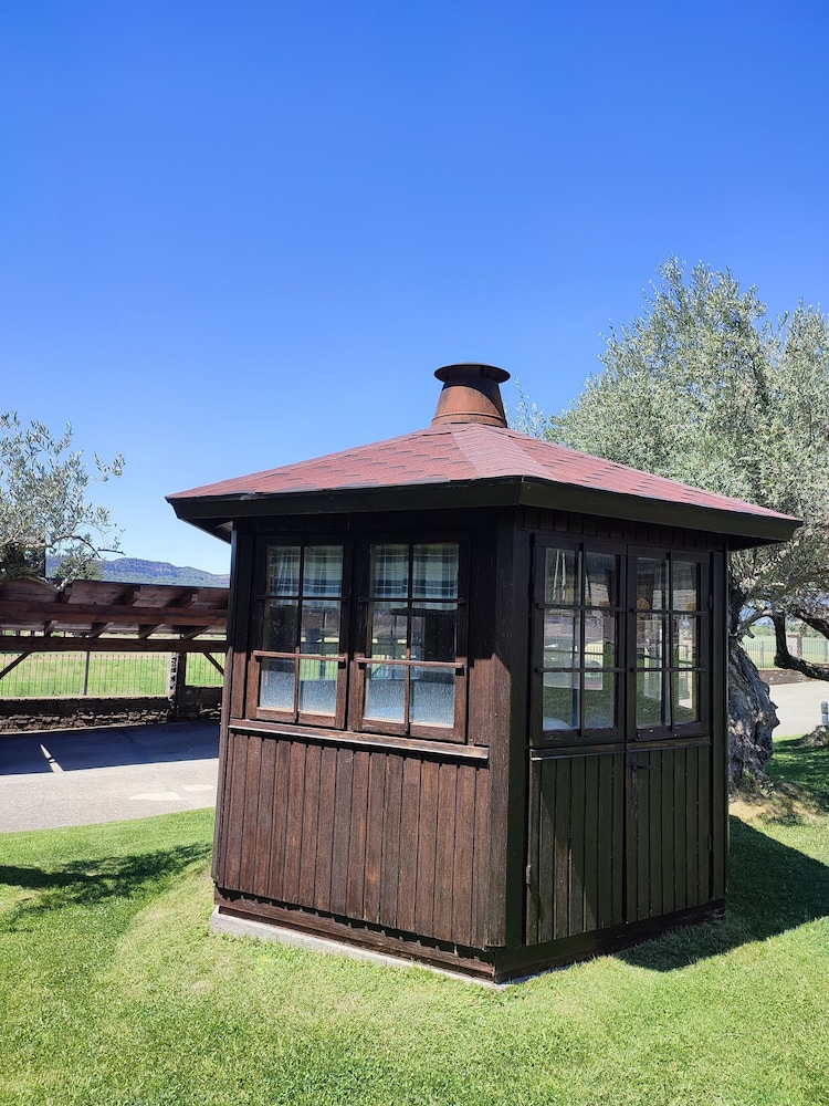 Casas Pirineo Aínsa: Historic Palace & Garden