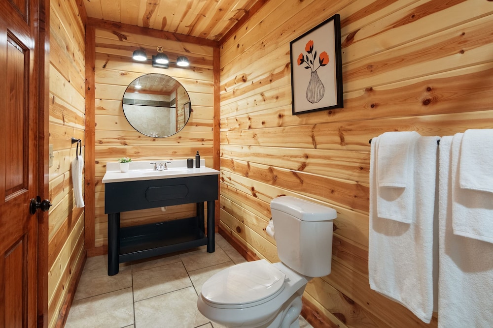 Smoky Ridge Newly Renovated Cabin w Indoor Pool Game Room Theater