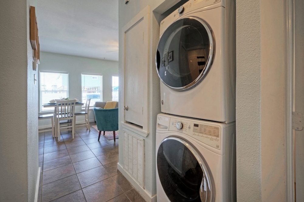 Chic 2BR Coastal Condo Shared Pool Near the Beach Envy the Adventure
