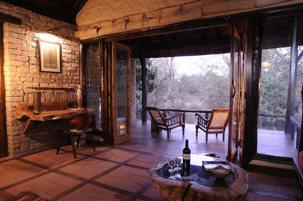 Pugdundee Safaris - Kanha Earth Lodge
