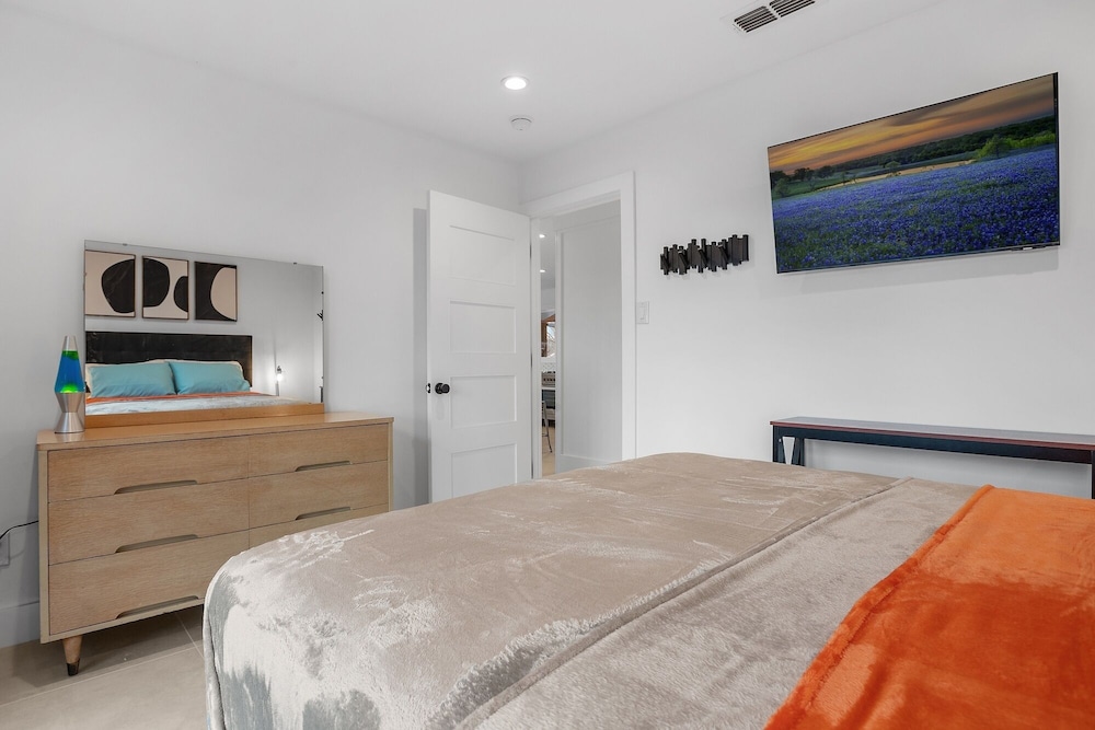 Guadalupe Bluff Modern House 5 Bedroom Home by RedAwning view 4