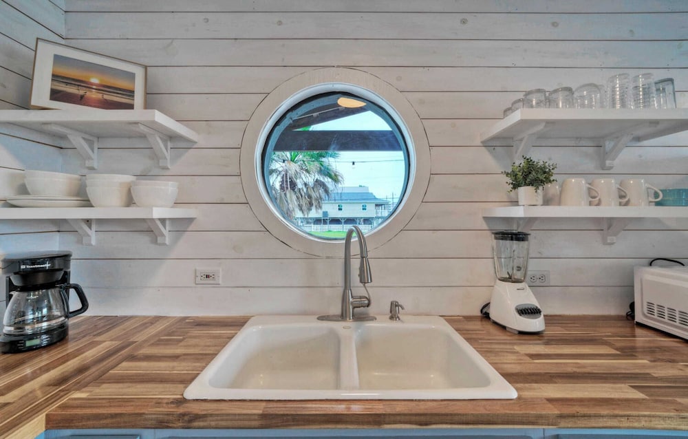 Dual Port A Cottages 2 Complete Homes Walk to the Beach + Patio Fully-equipped Kitchens