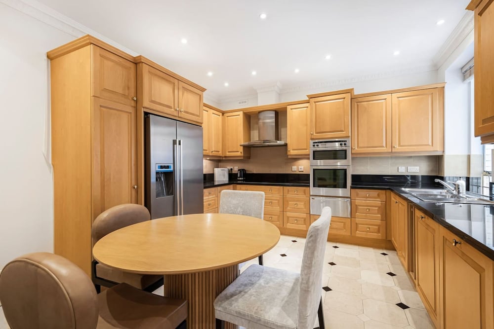 Luxury 3BR Mayfair Apartment Near Green Park