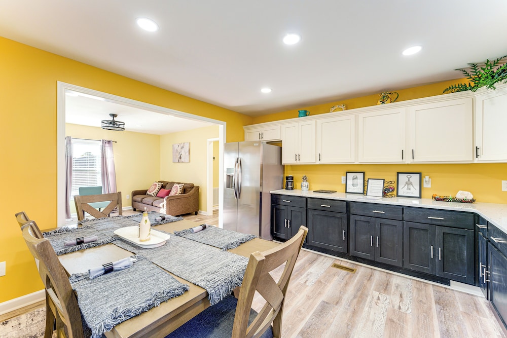 Walk Downtown: Charming Rome Abode w/ Yard!