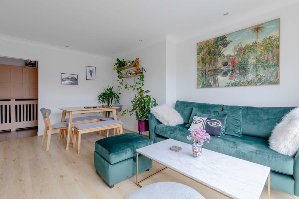 Scandi-style 2BD Maisonette W/garden Brick Lane!