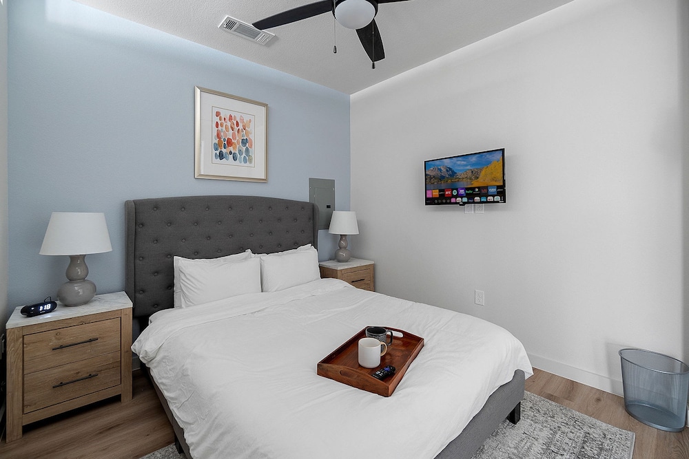 Sky-high Comfort 1BR Gym Pool Pet Friendly