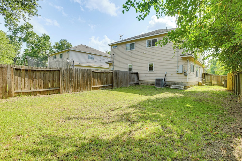 11 Mi to Dtwn Houston: Pet-friendly Home w/ Yard!