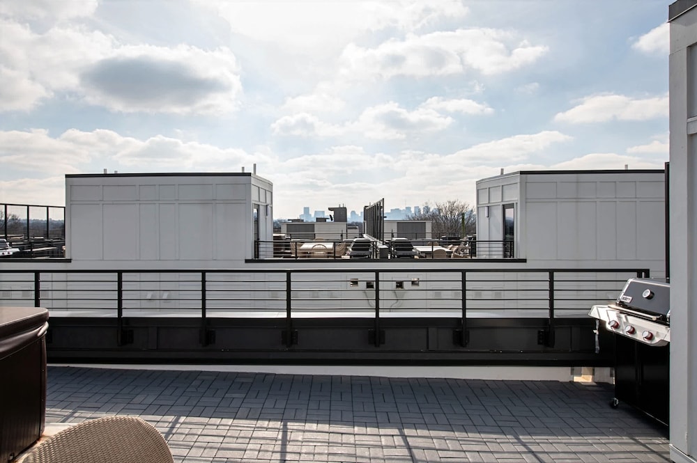 Rooftop Hot Tub Skyline Views Near Broadway