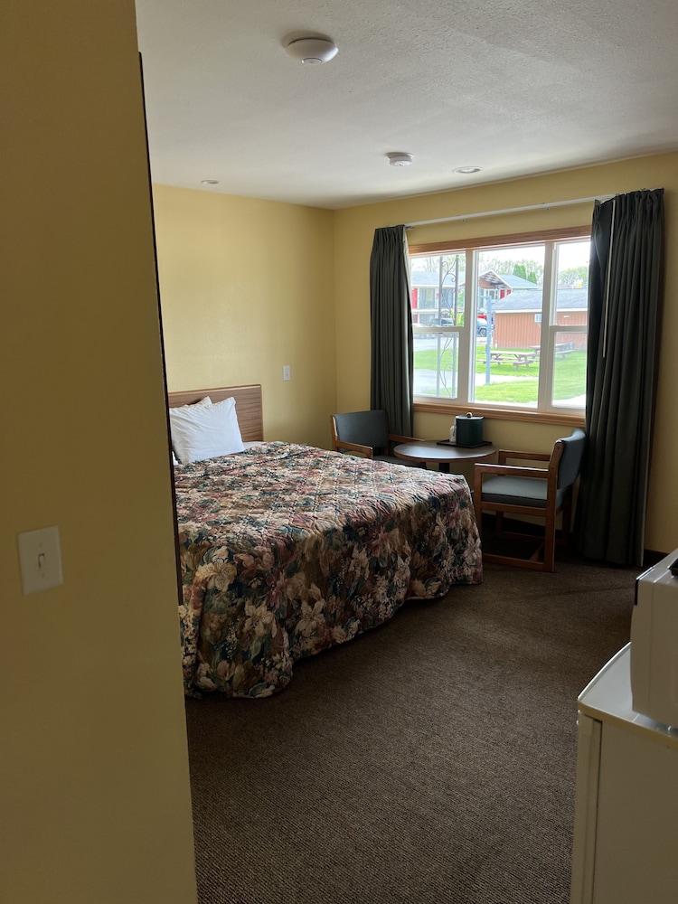 All Star Inn & Suites