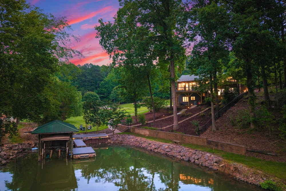 Cove's End by Avantstay Dock, Game Room, Fire Pit & Forest Views