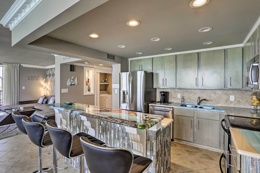 Panama City Beach Condo w/ Balcony & Ocean Views