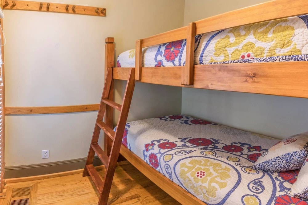 Ashland Vacations - Oak Sherwin House Near OSF - Property Image 3