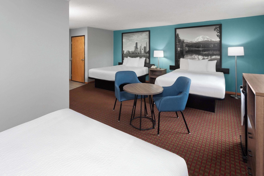 Super 8 by Wyndham McHenry/Fox Lake Area - Property Image 14