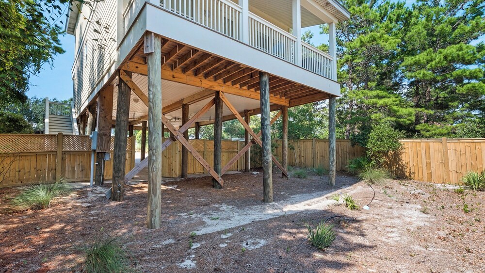 Stunning 4 Bd/4.5 BA - Free Wifi - Easy Walk to Beach