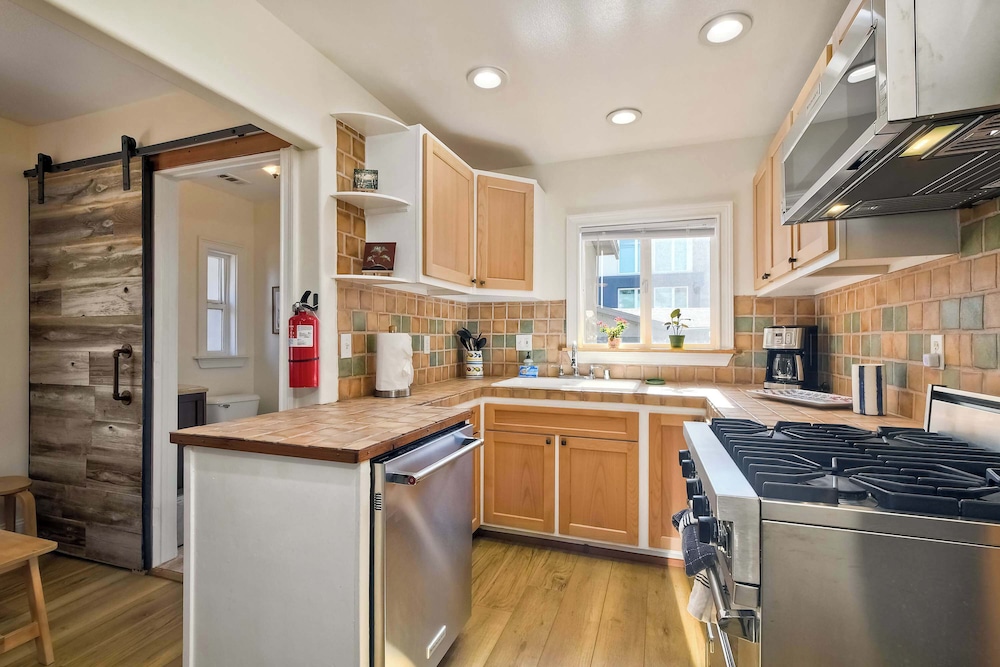 Vintage Beach Bungalow - For 6!