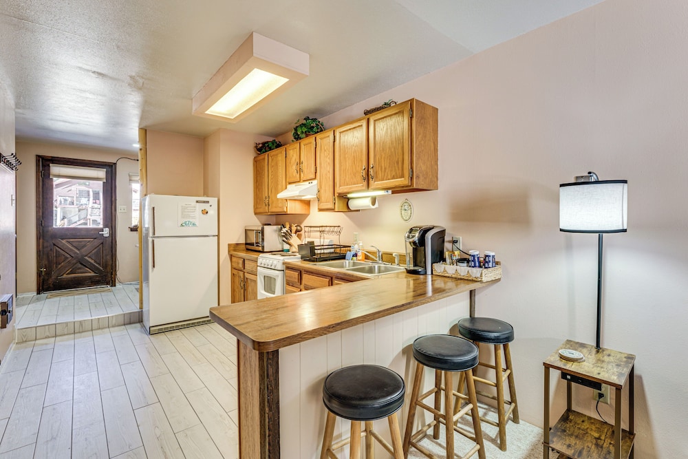 < Half-mi to Red River Ski Area: Townhome w/ Patio
