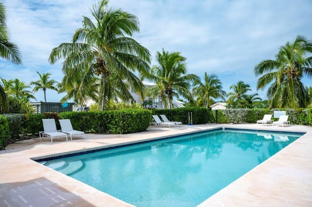 Tropical Paradise: Secluded Villa With Private Beachfront