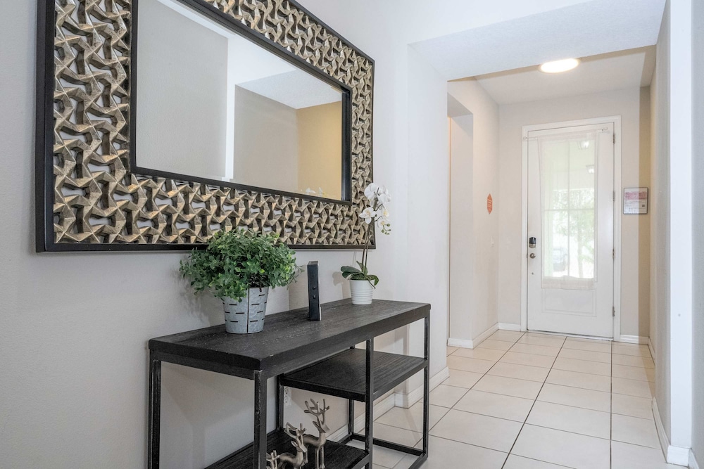 Beautiful 5 Bed Home in Solara With Private Pool