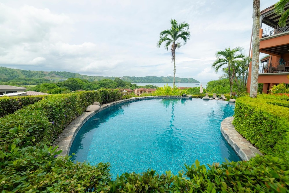Montebello 2E 3bdrm 3bath Ocean View