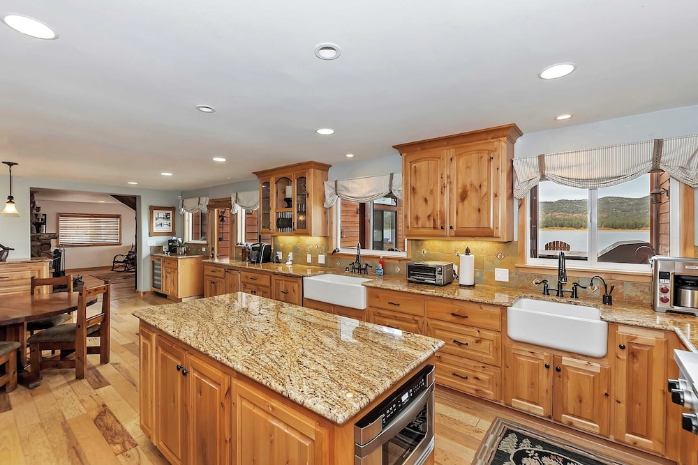 2 Lakefront Homes by Avantstay Sleeps 23, Private Dock+beach, Hot Tub, Fire Pit, Deck Views