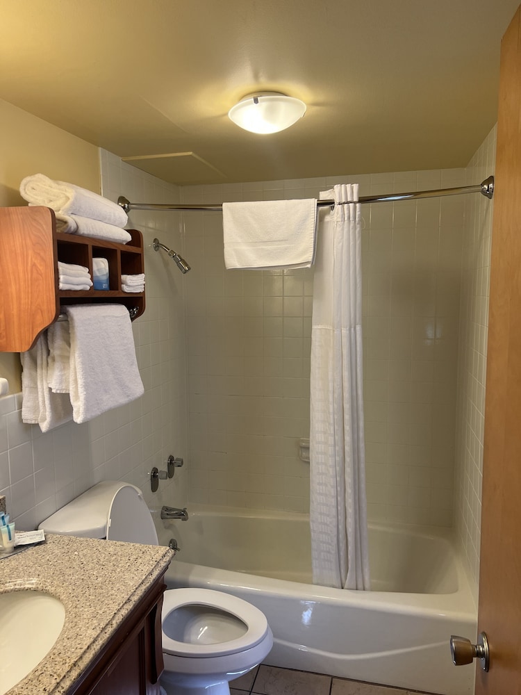 All Star Inn & Suites