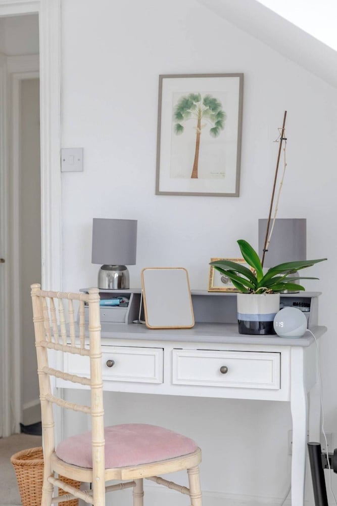 Top Floor 1BD Flat With Balcony - Ladbroke Grove