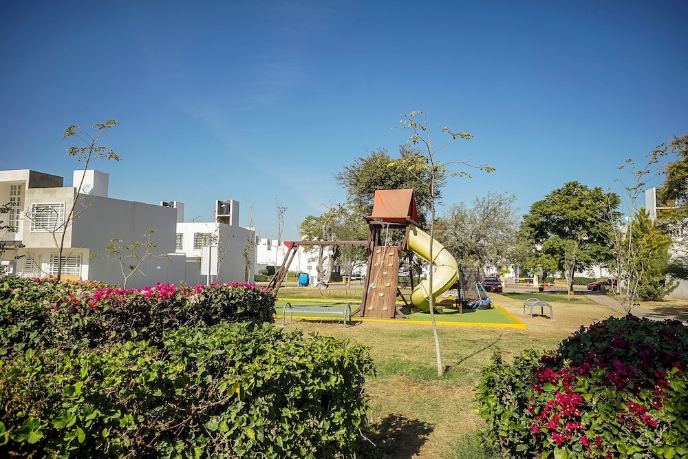 Family House with Pool & Garden in Leon