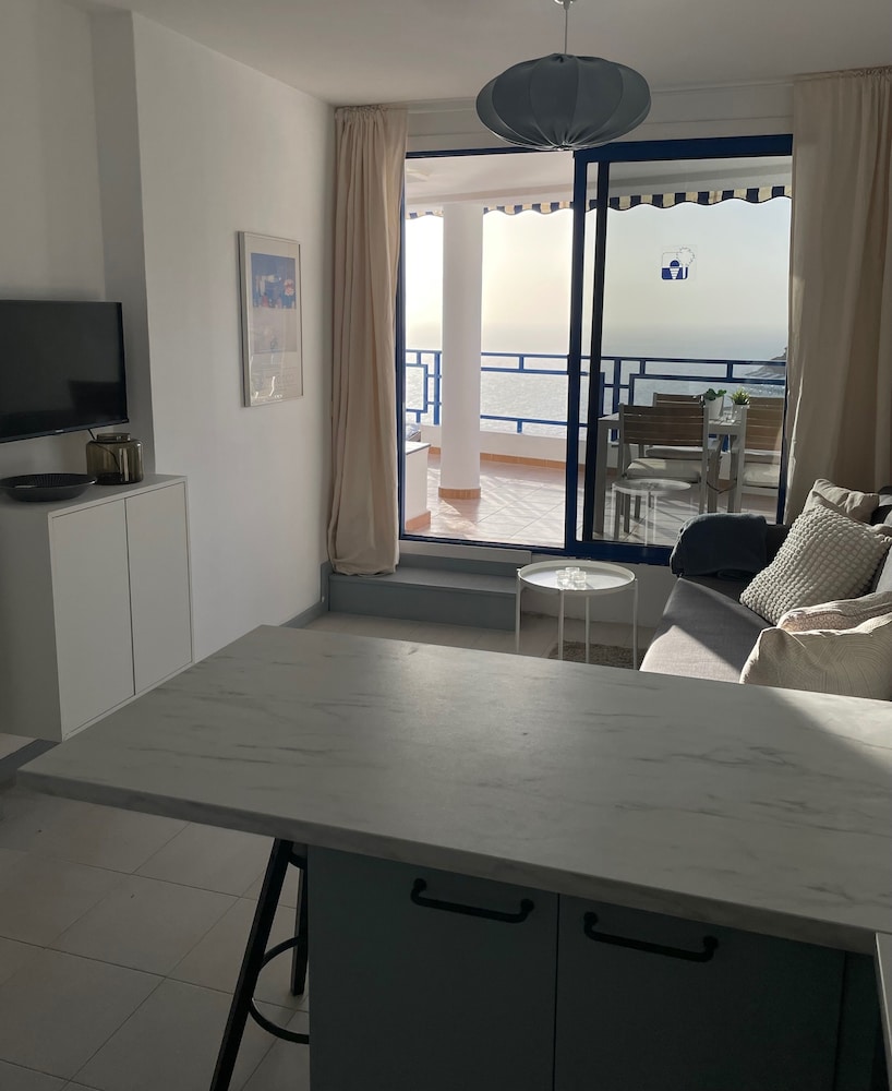 Sunny Seaview Modern apt - Pool and Beach Access