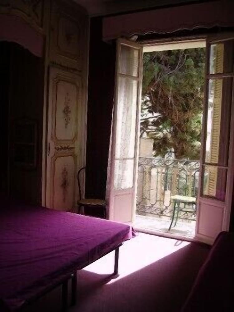 Villa Saphir en Nice — hotel room