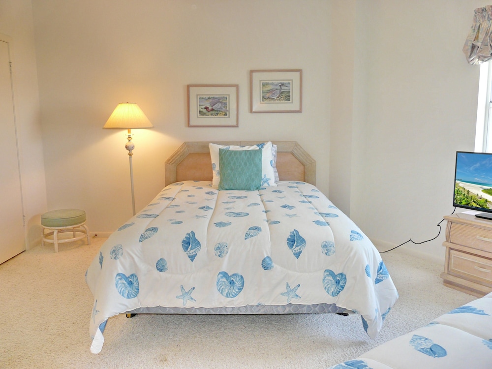 Cozy Beachfront Condo With Pool and Ocean Views view 2