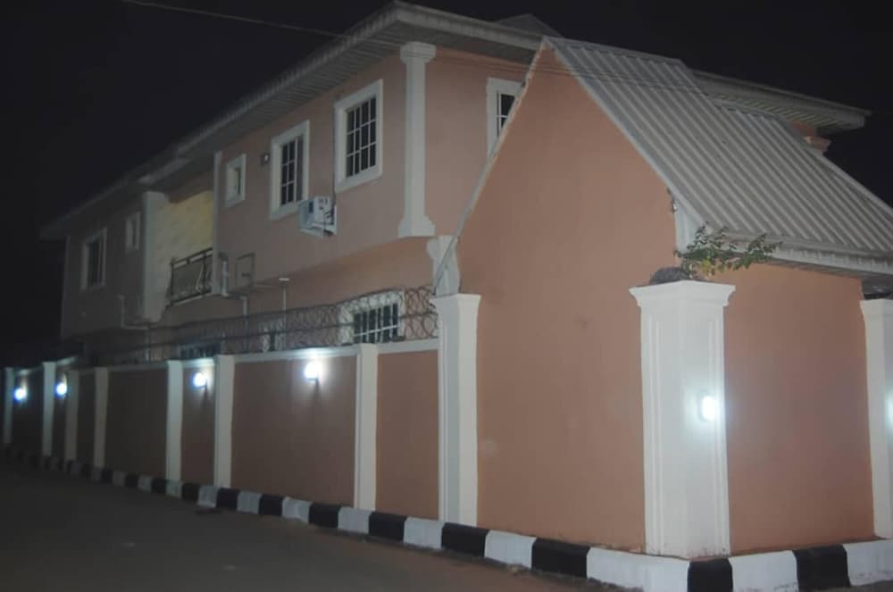 6 Bedroom Serviced Apartments In House in Benin