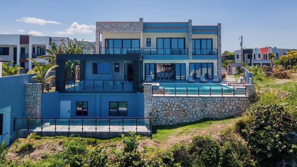 Luxury Oceanfront Villa Fully Staffed