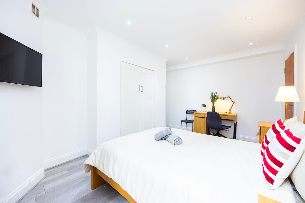 3 Bed 3 Bathroom Flat in Kensington B